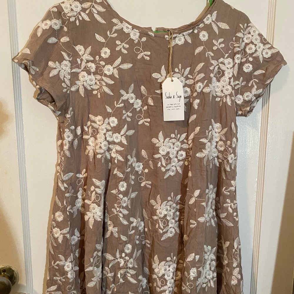 NWT Sadie & Sage top with embroidered flowers